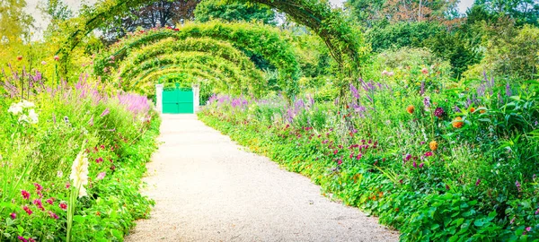 Gverny green garden gallery — Stock Photo, Image