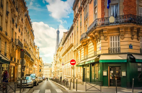 Eiffelturné och Paris street — Stockfoto