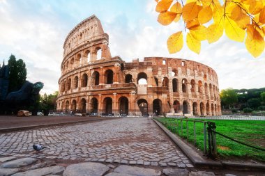 Roma, İtalya 'da gün batımında kolezyum
