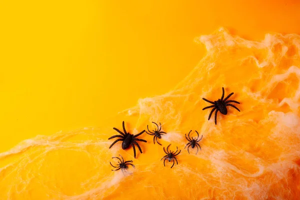 Halloween scéna na oranžovém pozadí — Stock fotografie