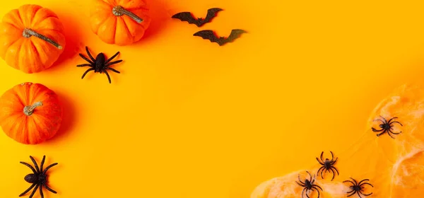 Сцена Хэллоуина на оранжевом фоне — стоковое фото