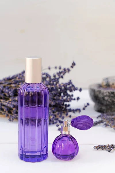 Lavendelbloemen en lavendelolie — Stockfoto