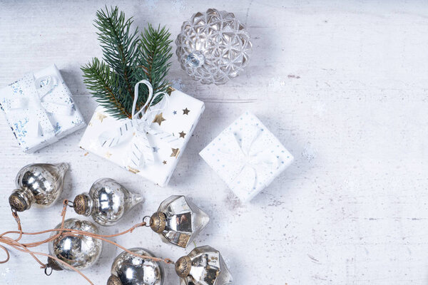 Рождественская сцена с золотыми украшениями