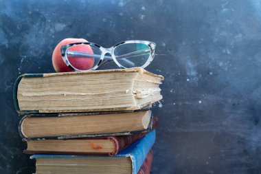 Bir yığın eski kitap.