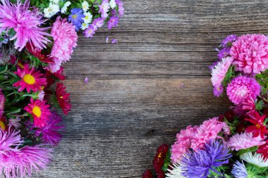 Beyaz üzerine ay çiçekleri