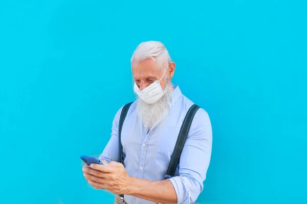 Senior man i mask — Stockfoto