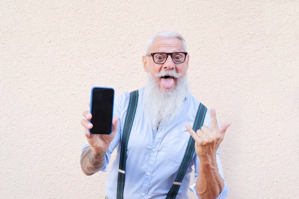 Homme âgé avec un téléphone — Photo