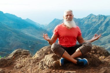 Sunset 'i selamlayan kıdemli adam