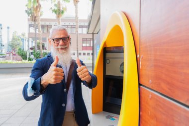 ATM 'li yaşlı adam.