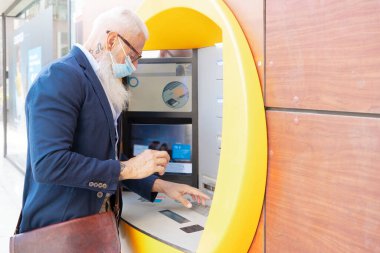 ATM 'li yaşlı adam.