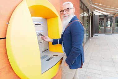 ATM 'li yaşlı adam.