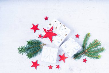 Altın madalyalarla bezenmiş Noel sahnesi
