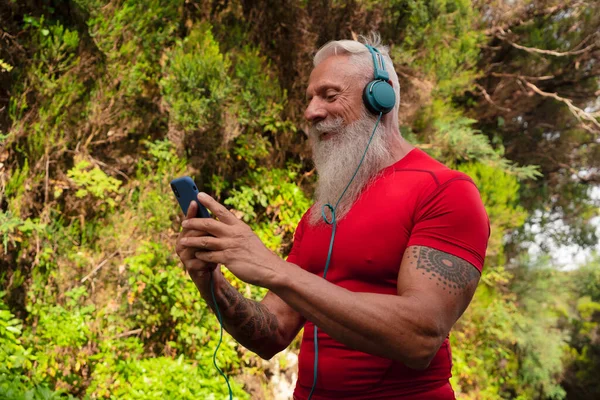 Kıdemli adam spor egzersizleri yapıyor.