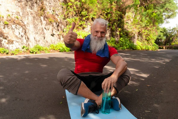 Homme âgé faisant des exercices sportifs — Photo