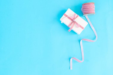 Altın madalyalarla bezenmiş Noel sahnesi