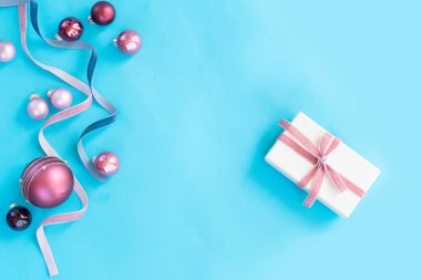 Altın madalyalarla bezenmiş Noel sahnesi