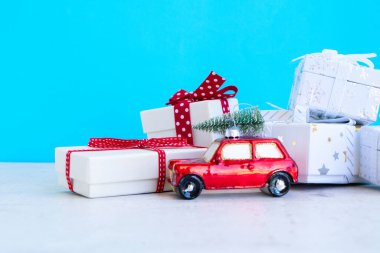 Hediye kutularıyla Noel sahnesi