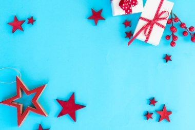 Altın madalyalarla bezenmiş Noel sahnesi