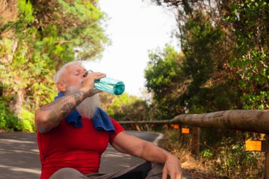 Kıdemli adam spor egzersizleri yapıyor.