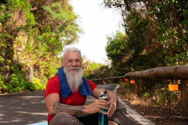 Homme âgé faisant des exercices sportifs — Photo