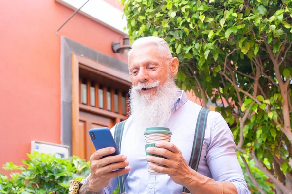 Homme âgé avec un téléphone — Photo