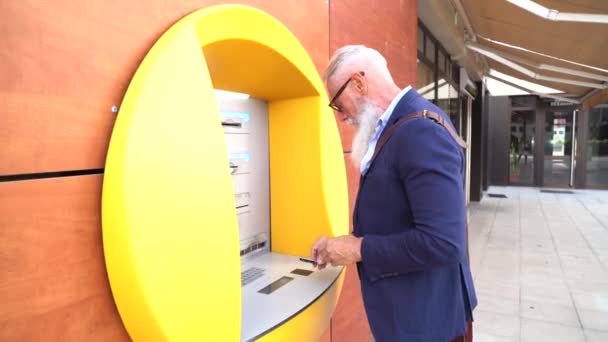 Homme âgé avec distributeur automatique — Video