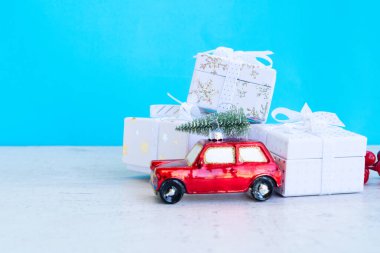 Hediye kutularıyla Noel sahnesi