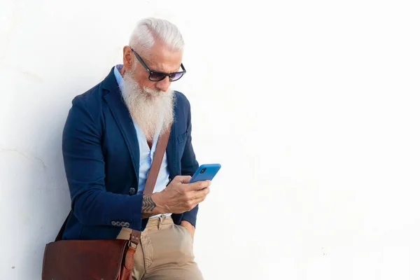 Homme âgé avec un téléphone — Photo