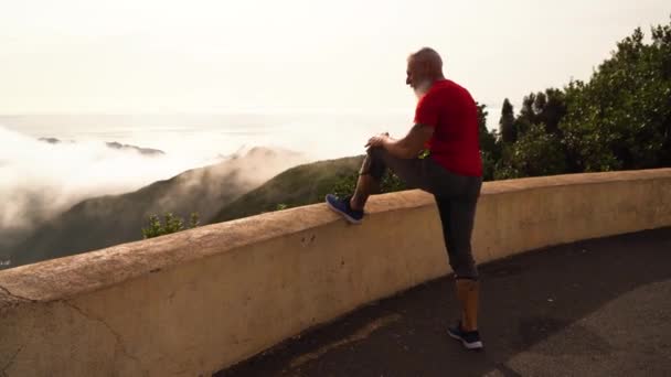 Hombre mayor haciendo ejercicios deportivos — Vídeos de Stock