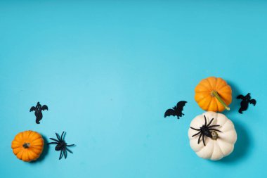 Mavi arka planda Cadılar Bayramı sahnesi