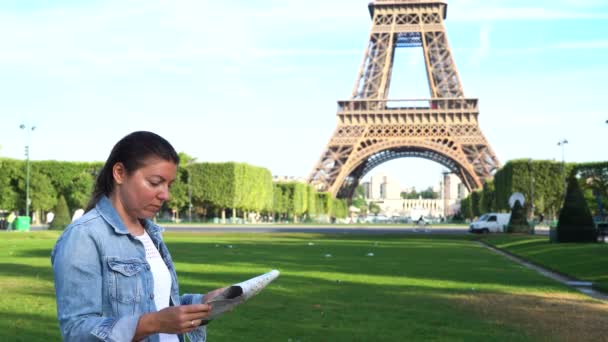 Eiffeltur över floden Seine — Stockvideo