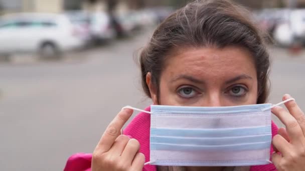 Vrouw draagt virus bescherming masker — Stockvideo