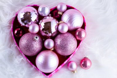 Pembe üzerine Noel süslemeleri