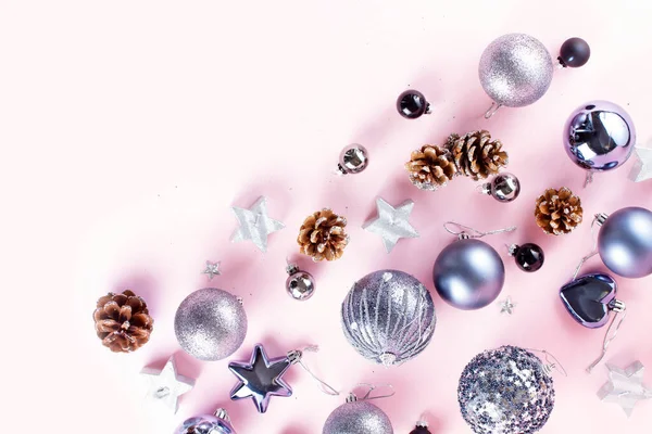핑크 색으로 된 회색 크리스마스 장식 — 스톡 사진