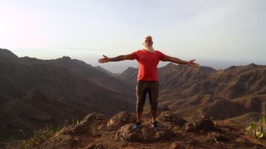 Sunset 'i selamlayan kıdemli adam