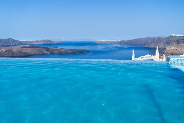 Santorini kalderasının havuzu ve manzarası — Stok fotoğraf