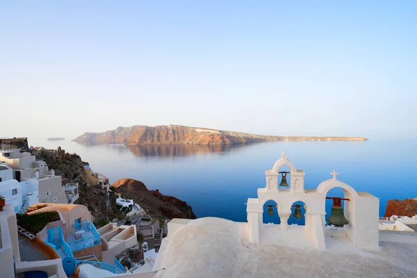 Campanile bianco, isola di Santorini, Grecia — Foto Stock