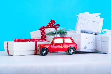 Hediye kutularıyla Noel sahnesi