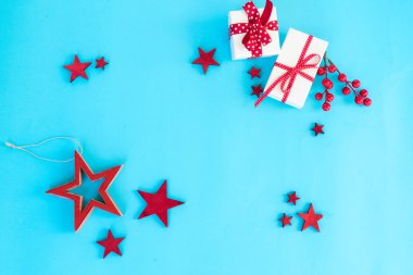 Altın madalyalarla bezenmiş Noel sahnesi