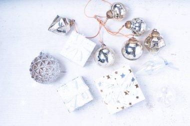 Altın madalyalarla bezenmiş Noel sahnesi