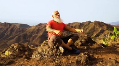 Sunset 'i selamlayan kıdemli adam