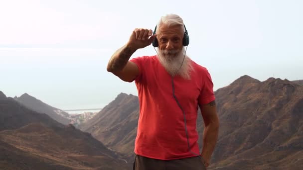 Idősebb férfi szabadtéri kommunikáció videohívással — Stock videók