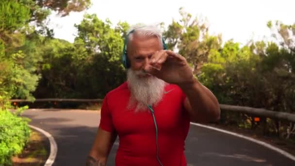 Hombre mayor comunicándose al aire libre mediante videollamada — Vídeo de stock