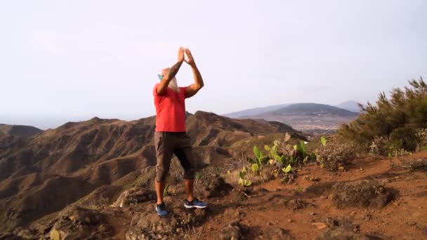 Senior homem saudação por do sol — Vídeo de Stock