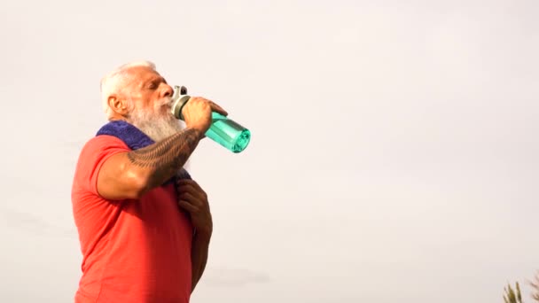 Hombre mayor haciendo ejercicios deportivos — Vídeo de stock