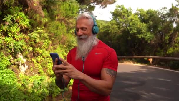 Starší muž dělá sportovní cvičení — Stock video