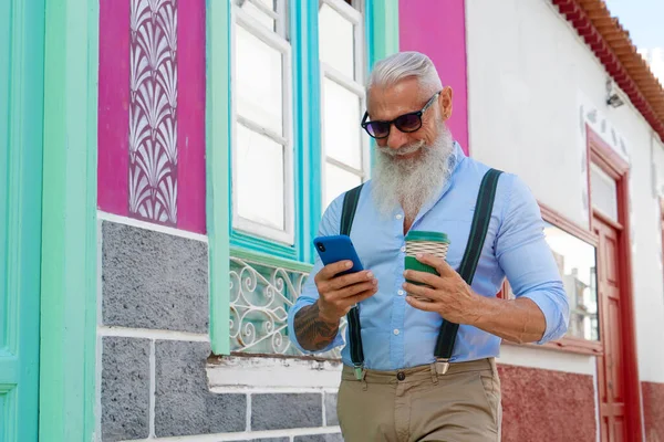 Homme âgé avec un téléphone — Photo