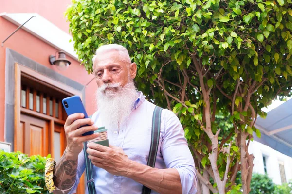 Homme âgé avec un téléphone — Photo