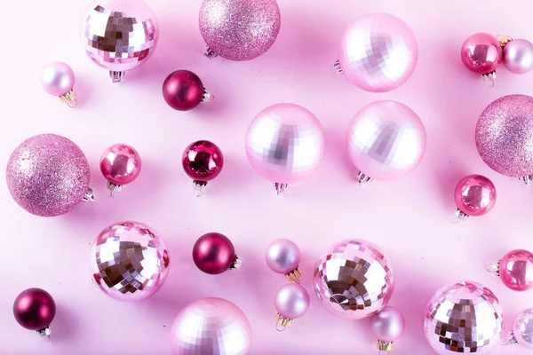 Pembe üzerine Noel süslemeleri