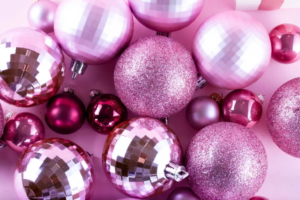 Roze kerstballen — Stockfoto